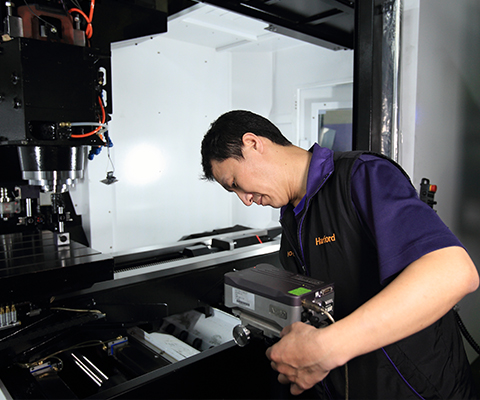 사례 연구: 사례 연구: 기계 캘리브레이션에 XL-80 레이저 간섭계를 사용하고 있는 하트포드 직원