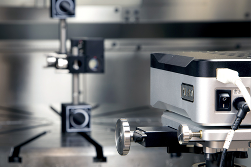 Interféromètre laser XL-80 et optiques effectuant un test sur une machine